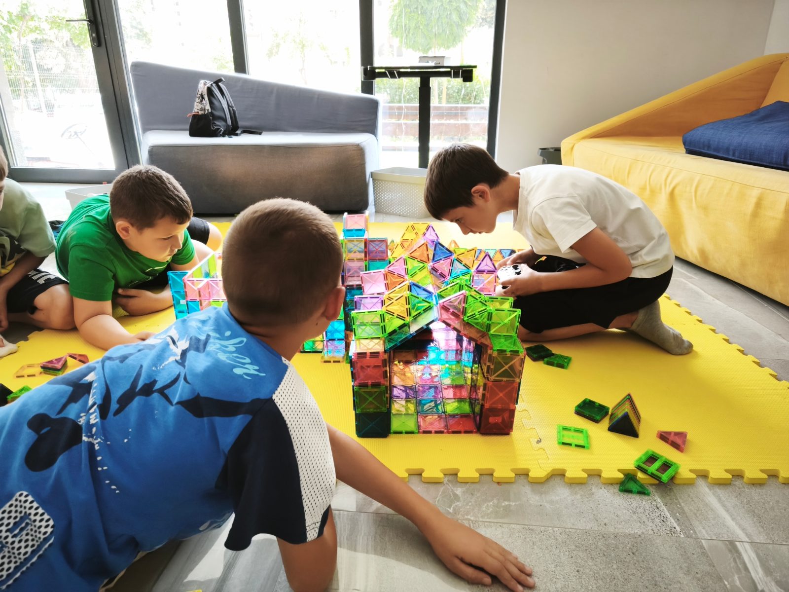 Конструиране с LEGO, магнити и 71 превозни средства